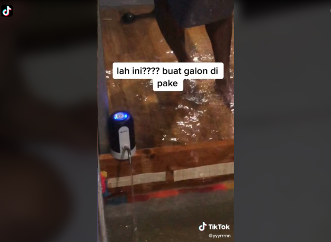 viral kuras genangan air banjir dengan ide kreatif