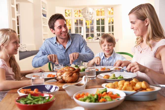 ilustrasi makan bersama keluarga