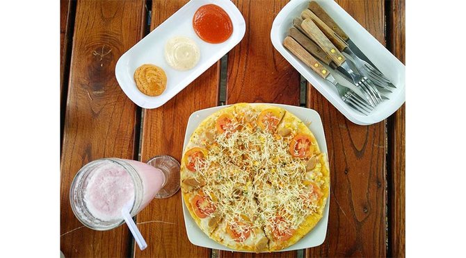 mencicipi pizza andaliman kuliner unik dengan bumbu khas toba yang kian diminati