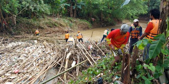 Tumpukan Sampah Bambu Kembali Menyumbat Aliran Sungai Cikeas
