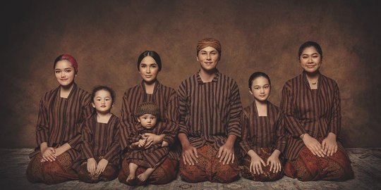 Potret Keluarga Andhika dan Ussy Kenakan Pakaian Tradisional Jawa, Bikin Pangling