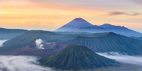 Semburat Matahari Terbit di Gunung Bromo