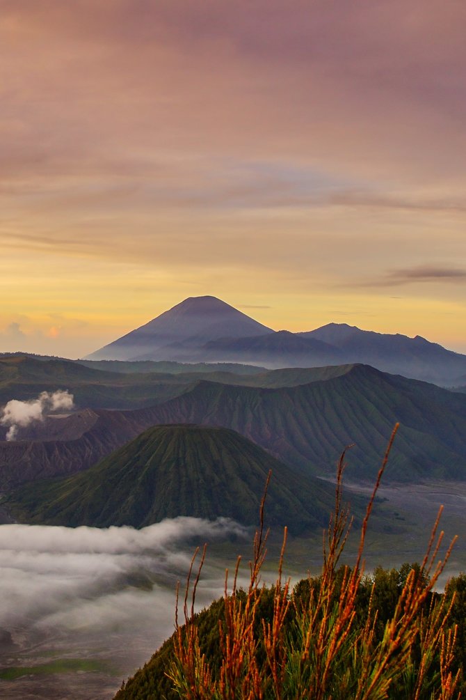 semburat matahari terbit di gunung bromo