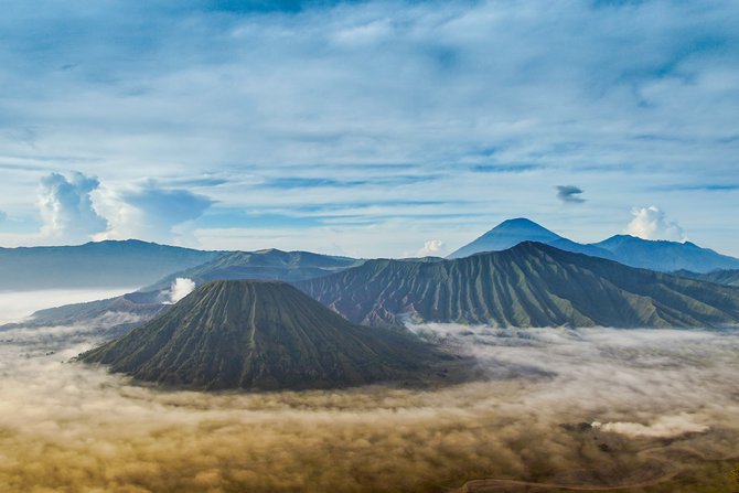 semburat matahari terbit di gunung bromo