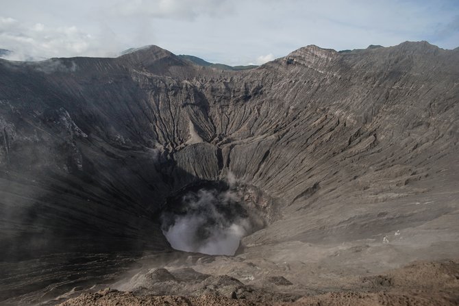 semburat matahari terbit di gunung bromo