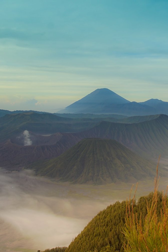 semburat matahari terbit di gunung bromo