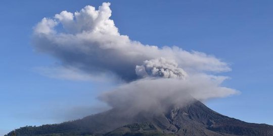 Luncuran Guguran Abu Gunung Sinabung Teramati Sejauh 1.000 Meter