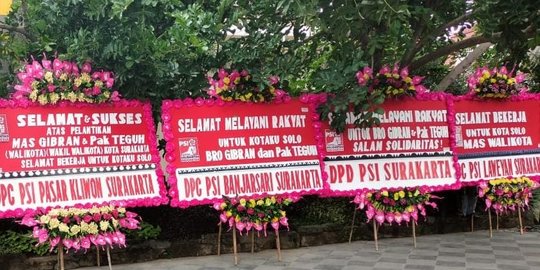 Deretan Karangan Bunga di Kantor DPRD Solo Jelang Pelantikan Gibran-Teguh