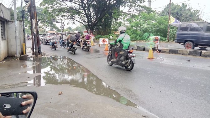 ilustrasi jalan menggelembung