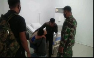 video detik detik menegangkan dua anggota tni au gagalkan bunuh diri pasien covid 19