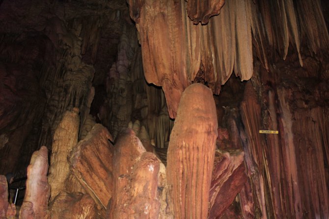 keelokan stalagmit dan stalaktit goa gong pacitan