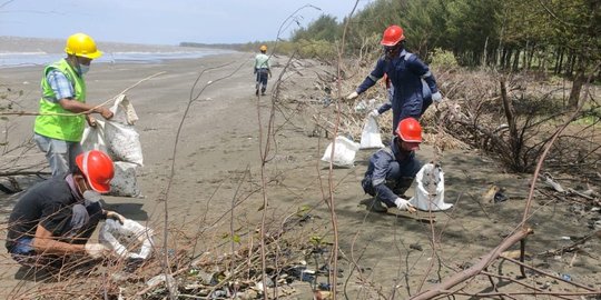 Pertamina Hulu Energi Bersihkan Ceceran Oil Spill di 13 Titik Temuan