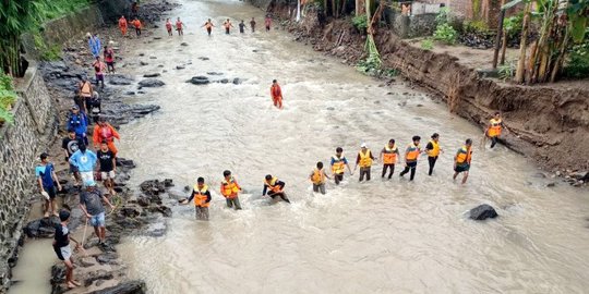 Hanyut saat Pindahkan Mobil, Mantan Kades di Sumbawa Tewas