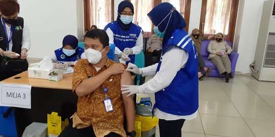 Ribuan Pelayan Publik di Tangerang Mulai Divaksinasi Covid-19