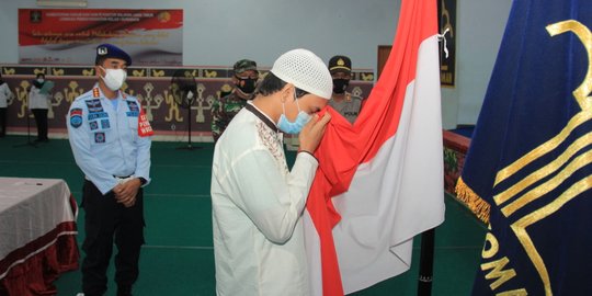 Cium Bendera Merah Putih, Mantan Tentara ISIS Berikrar Setia NKRI