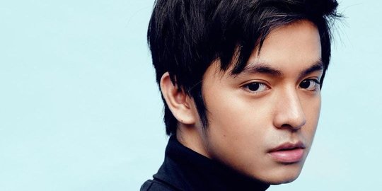 Senyum Tipis Angga Yunanda Bikin Netizen Mau Pingsan, Disebut V BTS Versi Indonesia