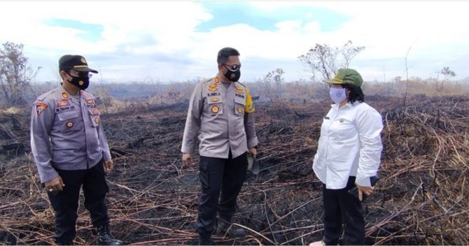 wilayahnya dilanda karhutla ini aksi kapolres tapanuli tengah padamkan api