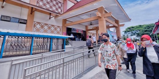 Lepas Baju Dinas, Gibran Blusukan ke Pasar Gede Cek Persiapan Vaksinasi