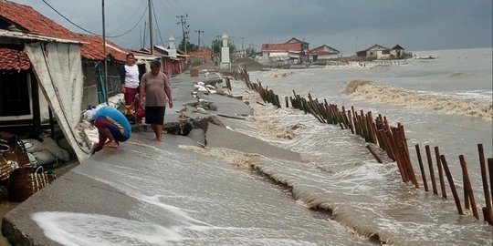 Ruas Jalan di Pantai Utara Karawang Ambles Terkikis Abrasi, Akses Warga Terputus