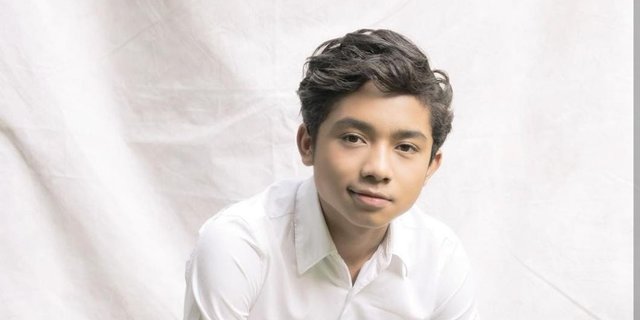 Duh! Betrand Peto Jalan Ditopang Pakai Tongkat, Kenapa?