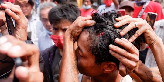 Polisi Myanmar Lempar Granat & Tembakkan Senjata ke Udara untuk Bubarkan Demonstran