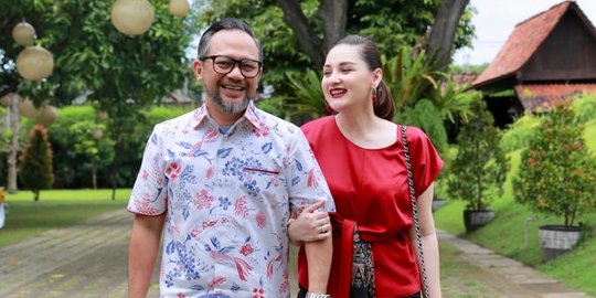 Potret Indra Brasco Lendotan ke Mona Ratuliu, Mesra Nempel Kayak Prangko