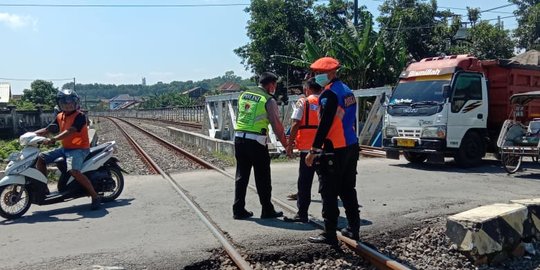 Legislator Kendal Tewas Usai Terobos Palang Pintu KA saat Bersepeda