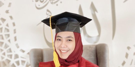 Sandang Gelar Doktor Ini Potret Bahagia Oki Setiana Dewi Jalani Proses Wisuda Merdeka Com