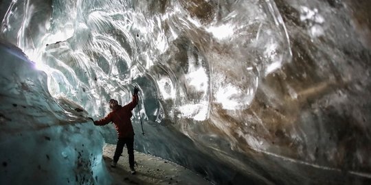 Menjelajahi Keindahan Gletser Bogdanovich di Kazakhstan