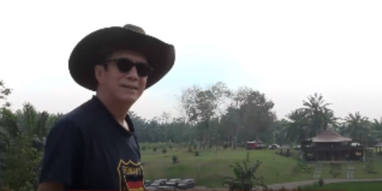 Potret Menteri Yasonna Pulang Kampung, Santai di Ladang Luas Sambil Beri Makan Ikan
