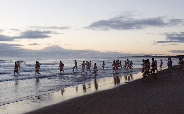 ilustrasi pantai bugil