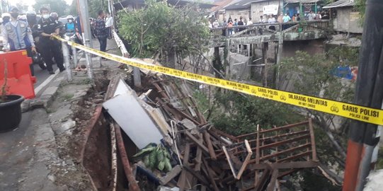 Pospol Jatijajar Depok Ambrol, Satu Polisi Tertimpa Reruntuhan