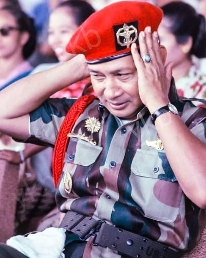 potret soeharto berseragam komando