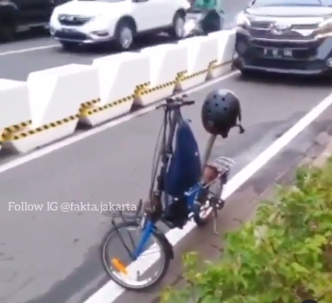 aksi pesepeda berani adang di tengah jalan