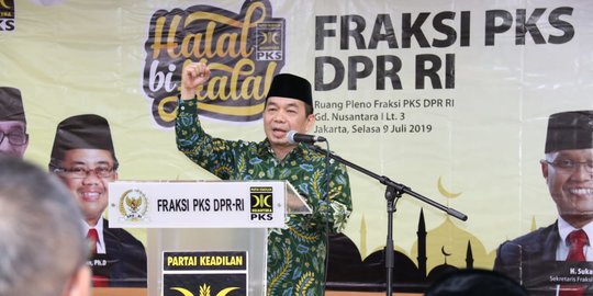 PKS Minta Jokowi Batalkan Perpres Investasi Miras
