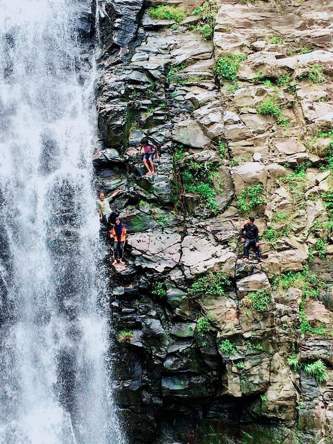 menguji nyali di air terjun pipa bocor rora donggo bima