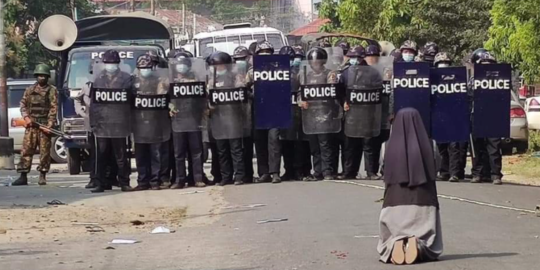 Biarawati Myanmar Berlutut Adang Barisan Polisi, Minta Jangan Tangkap Demonstran