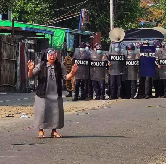 biarawati myanmar adang polisi saat unjuk rasa