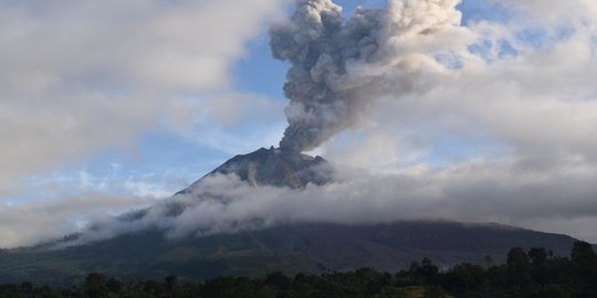 Gunung Sinabung Erupsi, Luncurkan Awan Panas Sejauh 5 Km