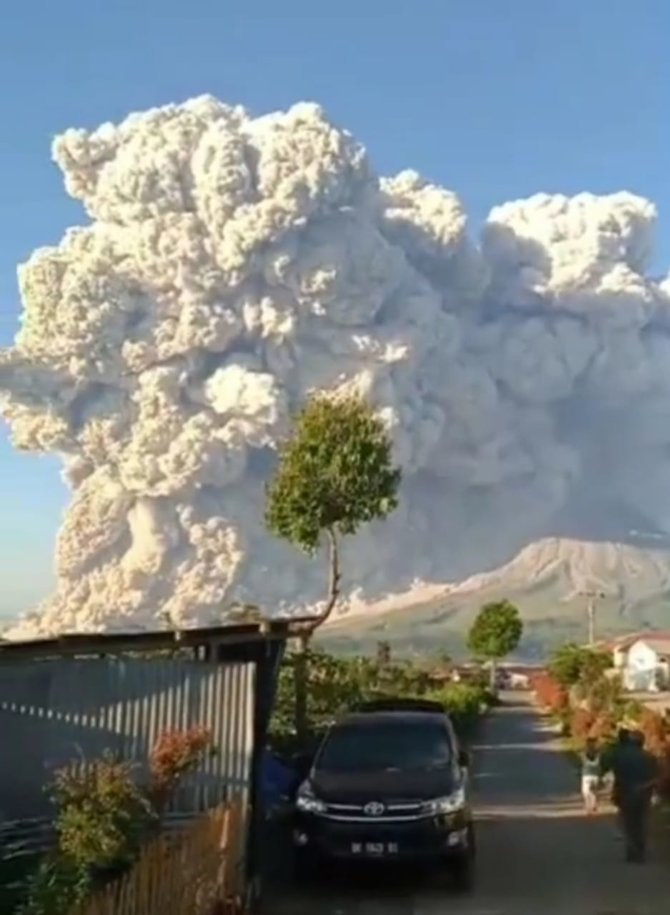 semburkan awan panas 2 kilometer ini video viral penampakan gunung sinabung