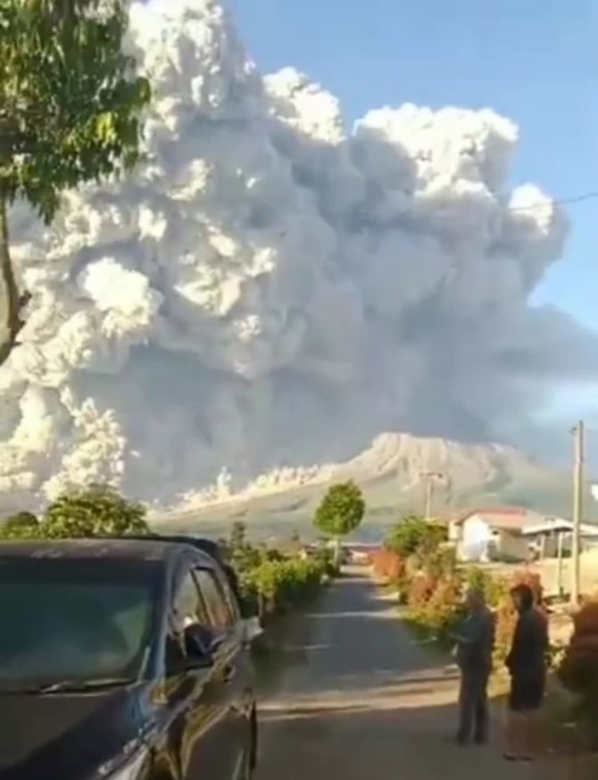 semburkan awan panas 2 kilometer ini video viral penampakan gunung sinabung