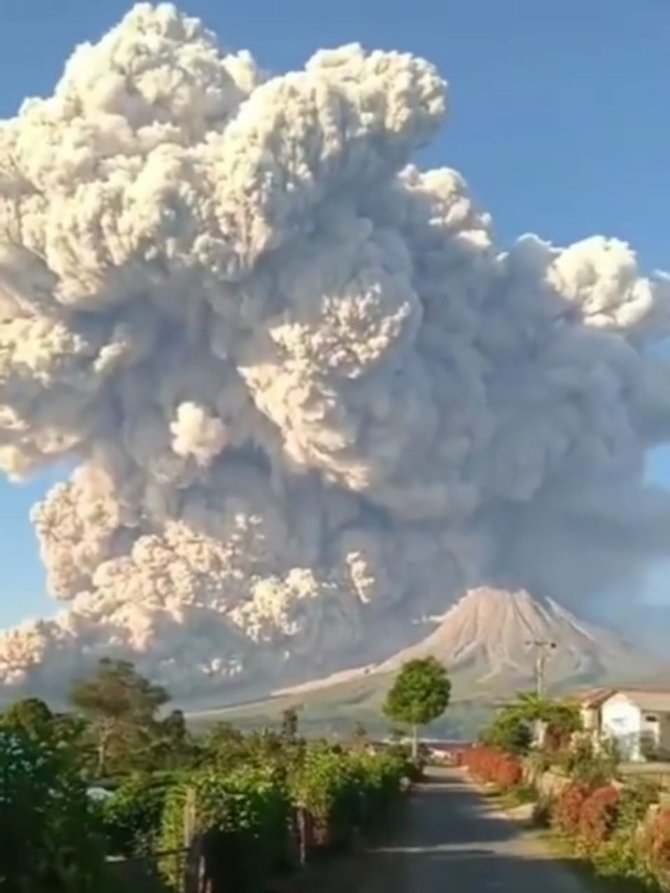 semburkan awan panas 2 kilometer ini video viral penampakan gunung sinabung