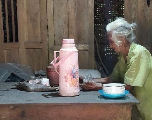 kisah pilu nenek tua tinggal sebatang kara cuma bisa makan sisa tiwul singkong jemur