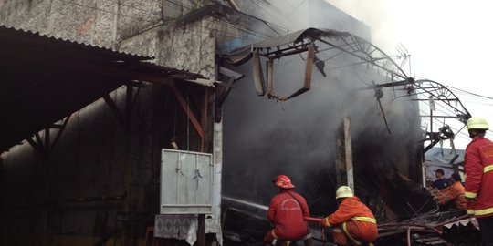 Diduga Korsleting Listrik, Rumah Dua Lantai di Ciracas Terbakar