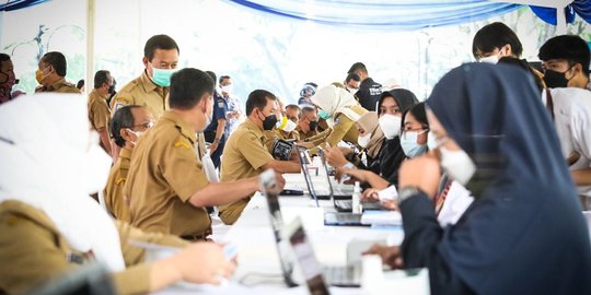 Vaksinasi di Bandung Diikuti Pejabat Publik dan Penyintas Covid-19