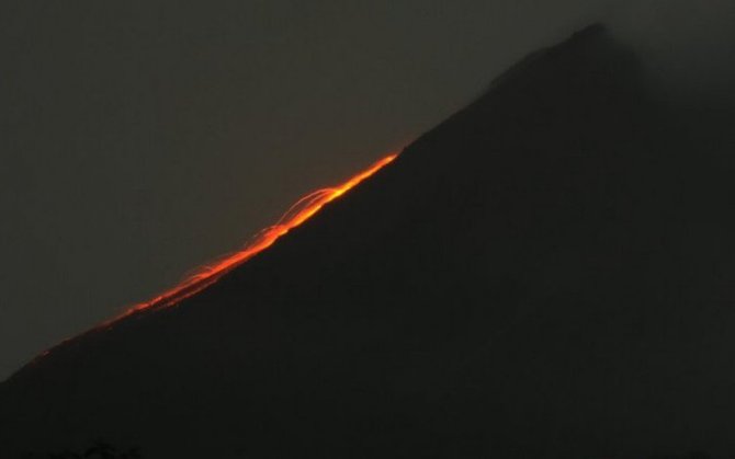 ilustrasi guguran lava pijar menuruni lereng gunung merapi