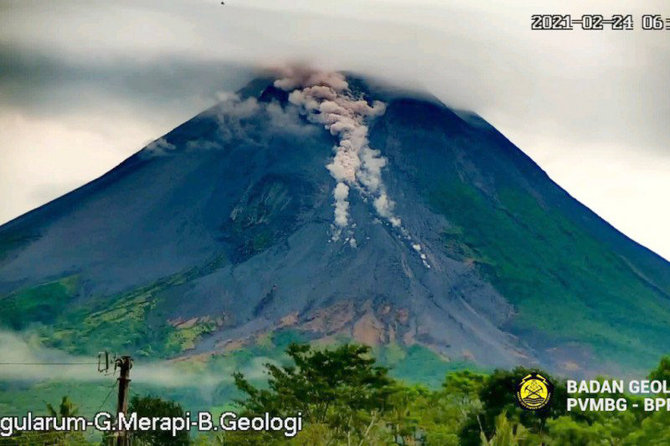 gunung merapi luncurkan awan panas dan lava pijar ke barat daya