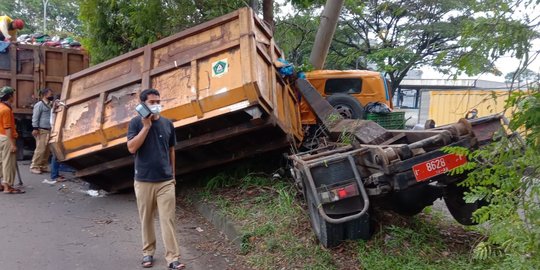 Truk Sampah Milik Pemkab Bogor Menabrak Pohon di Sentul