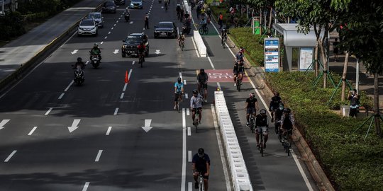 Polisi Tak Tindak Pengemudi Mobil Penerobos Jalur Sepeda Permanen di Sudirman