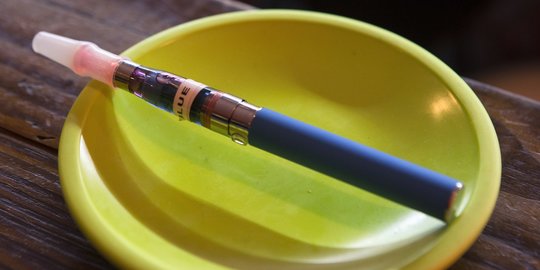 Pemerintah Diminta Tinjau Ulang Tarif Cukai Rokok Elektrik